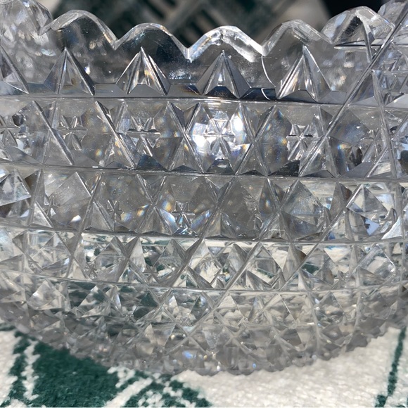 Crystal cut kidney shaped bowl - Picture 2 of 3